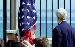 Después de 54 años de ruptura diplomática, la bandera estadounidense ondea de nuevo frente a la sede diplomática de EE.UU. 