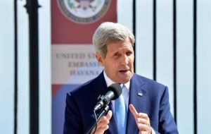 Kerry pronunció un emotivo y conciliador discurso, con frases en español, donde llamó  ”a dejar a un lado viejas barreras y explorar nuevas posibilidades”.