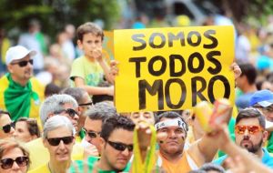“Viva Moro, Fuera el PT”, dice una de las pancartas. “Je suis Moro”, lleva otro en la remera. “Moro, el terror de los petistas”, dice otro usuario de Twitter. 