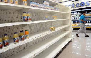 “La escasez de alimentos y medicinas básicas alcanza niveles críticos y la inflación devora el ingreso familiar”, denunció Corina Machado. 