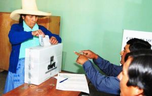 Las elecciones en Perú tendrán lugar el 10 de abril y el cambio de gobierno el 28 de julio 2016. No existe la re-elección presidencial inmediata en Perú