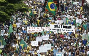 El domingo fue la primera vez que Lula fue figura central en una protesta masiva, y fue insultado como “ladrón” y “corrupto” en varios de los actos.