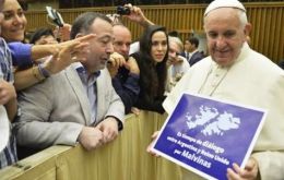 El cartel se lo entregó al pontífice Gustavo Hoyo, coordinador de una campaña que promueve el diálogo sobre Malvinas 