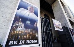 “Vittorio Casamonica. Rey de Roma”, decía un gran cartel con foto de Casamonica vestido con atuendo blanco similar al del Papa y con un crucifijo