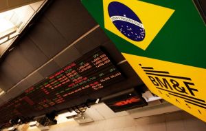 En tanto la plaza bursátil paulista cerró el lunes con una baja del 3,03% a los 44.336, similar al 2009 cuando Brasil sufrió el impacto de la crisis financiera