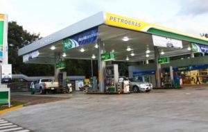 Petrobras ejecutan un plan de desinversión de US$ 14.000 millones hasta 2016. Entre ellos está la venta en bolsa del 25% de su gigantesca red de gasolineras