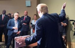 “Por favor, siéntese, no se le dio la palabra. Siéntese. Regrese a Univisión”, se dirigió Trump al periodista visiblemente molesto. (Foto AFP)