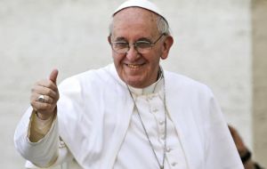 El papa cosecha una mejor valoración que en la propia Iglesia católica, donde cuenta con 56% de apoyo y un 32% de rechazo según el mismo sondeo.
