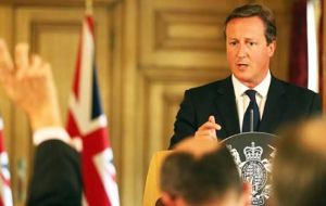 El Primer ministro David Cameron durante la campaña electoral había prometido reducir esta cifra por debajo de los 100.000.