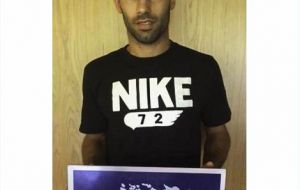 La foto del zaguero del Barcelona posando con el cartel de la campaña fue publicada en las redes sociales Twitter y Facebook por Gustavo Hoyo