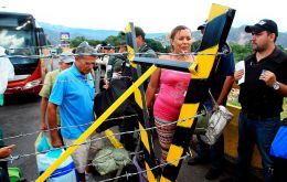 Ya han cruzado la frontera más de 1.000 colombianos deportados sumariamente y otros 4.260 han abandonado Venezuela por temor a represalias