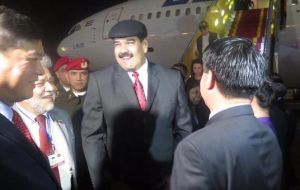 Maduro dijo estar afín a “resolver este asunto” cara a cara con Santos pero viajó a China y Vietnam en busca de apoyo financiero 