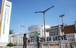 Los funcionarios protestan contra el nuevo plan de negocios de Petrobras, que ha motivado “miles de despidos” de trabajadores de empresas tercerizadas