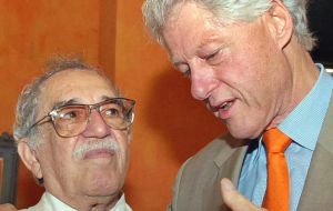 García Márquez entabló amistad con dignatarios internacionales, entre ellos François Mitterrand y Bill Clinton, ávido lector de la obra del colombiano