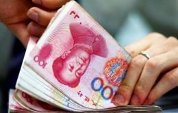Xinhua señaló que es la cuarta caída mensual consecutiva de reservas en manos del Banco Central, que dispone de la tercera parte de las divisas mundiales.