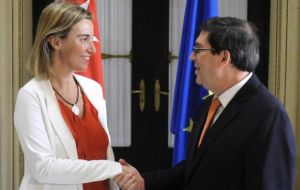 En marzo la jefa de la diplomacia europea Federica Mogherini, visitó por primera vez Cuba cuando se reunió con el canciller cubano Bruno Rodríguez