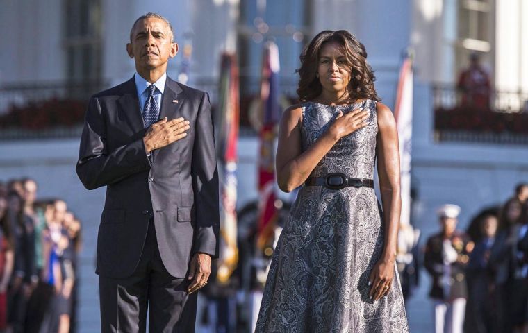 Obama y su esposa Michelle encabezaron la ceremonia en el jardín de la Casa Blanca junto a funcionarios del Ejecutivo 