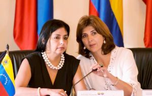 Las cancilleres María Ángela Holguín, Colombia (D), y Delcy Rodríguez de Venezuela se reunieron en Quito con la mediación de Uruguay y Ecuador.