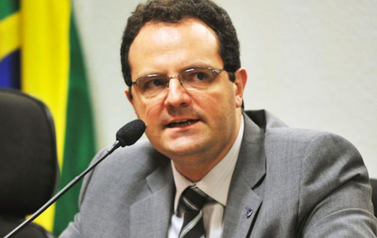 El paquete plantea postergar el alza de salarios del sector público, y Barbosa pidió la “comprensión” de los funcionarios ante el “difícil” momento