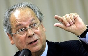 Dirceu recibía sobornos a través de la división de Servicios de Petrobras, cuyo director, Duque, fue puesto en el cargo por el ex hombre fuerte de Lula da Silva.