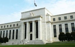 La Fed dijo que los riesgos para la economía de EE.UU. permanecían casi equilibrados, pero que estaba “monitorizando los acontecimientos externos”.
