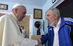Durante la reunión “El comandante donó al papa el libro ’Fidel y la religión’ con una dedicatoria: para el papa Francisco, por su fraternal visita a Cuba”