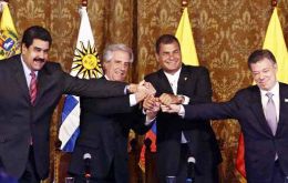 Los cuatro presidentes celebran el acuerdo alcanzado en Quito, con la mediación de Uruguay y Ecuador