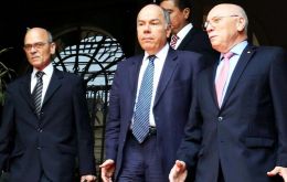 Los ministros de Brasil, Mauro Vieira; Argentina, Héctor Timerman, y el vicecanciller uruguayo, José Luis Cancela, al canciller guaraní Eladio Loizaga. 