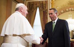 “Su Santidad, bienvenido, realmente me alegra que haya venido”, dijo el legislador John Boehner uno de los 81 legisladores católicos de ambas cámaras