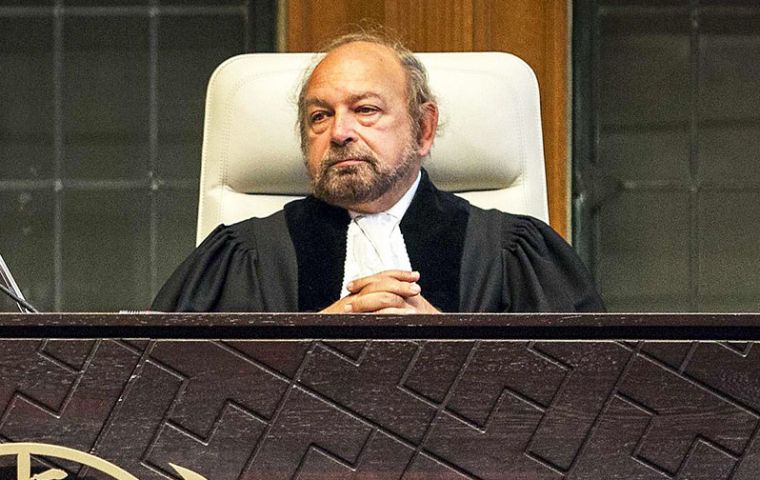 ”La Corte considera que el caso en disputa no ha sido resuelto, ni tampoco está bajo la jurisdicción de acuerdos o tratados en vigor”, explicó Ronny Abraham.