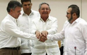 de la dictadura”. “Nuestras FF.AA. han sido fuerzas de la democracia Un acuerdo definitivo de paz se cumplió tras el encuentro en La Habana del Manuel Santos y el líder de la guerrilla, Rodrigo Londoñ