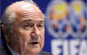 En el comunicado de sus abogados, Blatter repitió que no había hecho nada inapropiado o ilegal, y subrayó ”que seguirá como presidente de la FIFA”