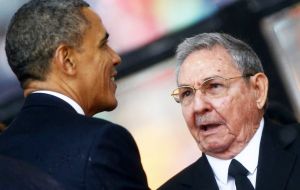 Obama se reúne este martes con Raúl Castro, con quien admitió sigue teniendo “diferencias” que su país “seguirá defendiendo los derechos humanos”.