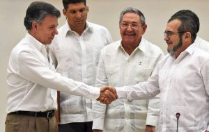 Finalmente el jefe de las FARC y el presidente Juan Manuel Santos se dieron la mano en Cuba sellando el compromiso de una paz para marzo de 2016
