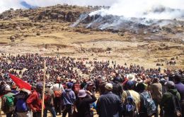 Manifestantes se enfrentaron a la Policía Nacional, que reaccionó lanzando bombas lacrimógenas en Chalhuahuacho, epicentro de las protestas