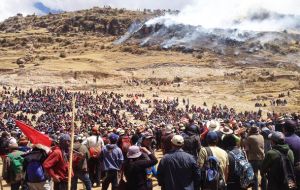 Manifestantes se enfrentaron a la Policía Nacional, que reaccionó lanzando bombas lacrimógenas en Chalhuahuacho, epicentro de las protestas