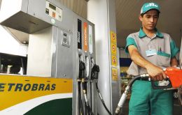 Durante años Petrobras fue obligada a importar gasolina y la vendió localmente con una pérdida a fin de ayudar al gobierno a mantener controlada la inflación. 