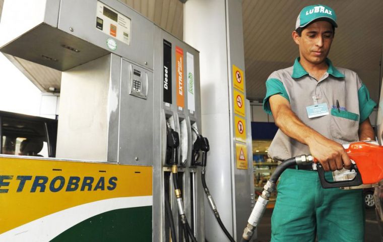 Durante años Petrobras fue obligada a importar gasolina y la vendió localmente con una pérdida a fin de ayudar al gobierno a mantener controlada la inflación. 