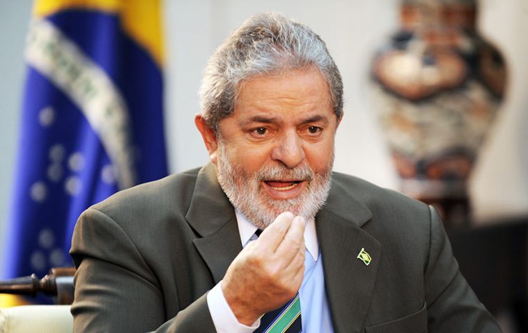 “Esos políticos están interesados en beneficiar a la población o en sacar provecho de la crisis?”, dice el spot del partido gobernante don Lula da Silva