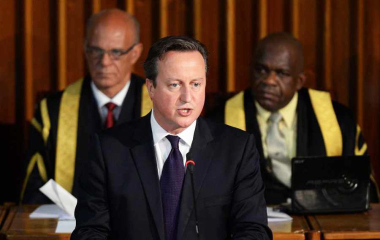 Es hora que todos “se pongan de pie y defiendan los derechos de las pequeñas islas” a la auto determinación, sostuvo el primer ministro Cameron