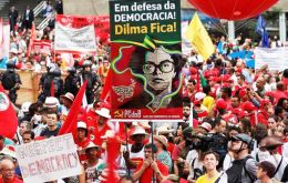  Según la CUT, aliada del PT, miles participaron en el “Día de Movilización en Defensa de la Democracia, de la Petrobras y en contra del Ajuste Fiscal”. 