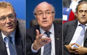 El Comité de Ética de FIFA el jueves inhabilitó de forma provisional por 90 días a Joseph Blatter, al secretario Jerome Valcke y a Michel Platini
