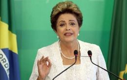 Rousseff en reunión de emergencia dijo que se está orquestando “un golpe democrático a la paraguaya” de acuerdo con el relato de varios ministros