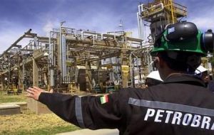 Pese a la menguante demanda de combustible, las 14 refinerías de Petrobras en Brasil no pueden satisfacer todas las necesidades del país.