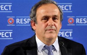 Platini fue suspendido 90 días por la Comisión de Ética de la FIFA por recibir un pago sospechoso de 2 millones de francos suizos por parte de Joseph Blatter