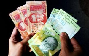 El SMM en Venezuela era de 7.422 Bs equivalentes a 1.178 dólares al cambio de 6,3 bolívares por dólar; pero 37,11 dólares al cambio de 199,85 Bs