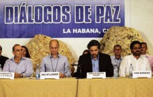 El acuerdo fue anunciado por Benítez y Nylander en Cuba ante las delegaciones encabezadas por Humberto de la Calle (gobierno) e Iván Márquez (FARC)