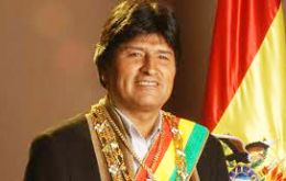 Morales fue elegido por primera vez en diciembre del 2005 con 53,7% de votos y asumió el 22 de enero del 2006, el primer presidente indígena de Bolivia.