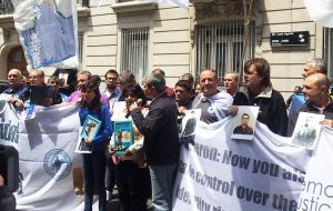 Los manifestantes marcharon pacíficamente hasta la embajada británica en Buenos Aires