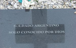 En las tumbas de los combatientes sin identificar luce una placa que dice: ”Soldado argentino solo conocido por Dios